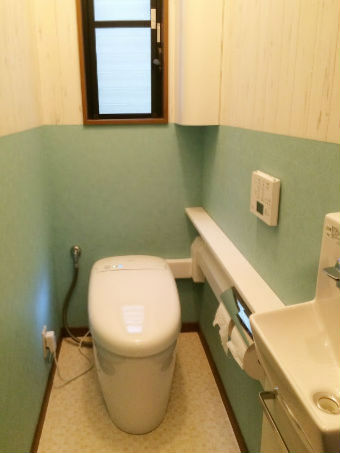 ホワイトの木目柄と明るいブルーの壁紙でオシャレなトイレにイメージ
