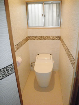 アニマル柄の内装とタンクレストイレでかっこいい空間にイメージ
