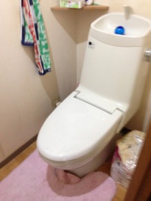 手洗い器を新設した、可愛いクロスで仕上がる自慢のトイレ施工後イメージ２