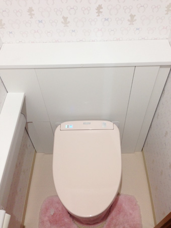 手洗い器を新設した、可愛いクロスで仕上がる自慢のトイレ施工後イメージ２