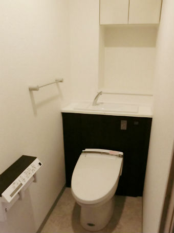 施工事例 トイレリフォーム 収納一体型手洗い器付トイレで掃除がしやすいスッキリとした空間に 吹田市のトイレリフォームは みずらぼ