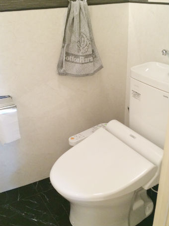 大理石調のクッションフロアとサニタリーパネルでホテル風のトイレにイメージ