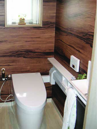 TOTO“タンクレストイレ”で木目調クロスのオシャレな空間にイメージ