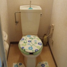 TOTO“タンクレストイレ”で木目調クロスのオシャレな空間に施工後イメージ１
