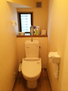 TOTO「ピュアレストQR」クッションフロアでお手入れのしやすいトイレ施工後イメージ１
