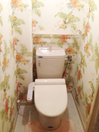 施工事例 トイレリフォーム 壁紙でリゾートの雰囲気が味わえるトイレ空間 豊中市のトイレリフォームは みずらぼ