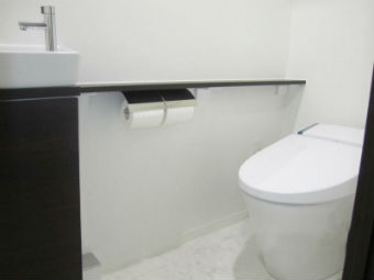 タンクレスのリクシル『サティス』で洗練されたトイレ空間に施工後イメージ１